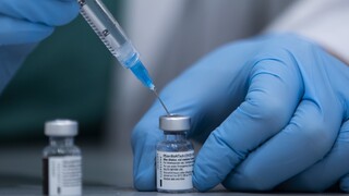 Εμβόλια για την COVID-19: Pfizer και Moderna αύξησαν τις τιμές στην Ε.Ε