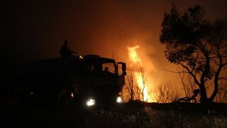Φωτιά Βαρυμπόμπη: «Αγώνας» για την ηλεκτροδότηση των βορείων προαστίων