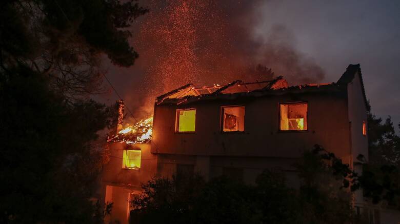 Φωτιές Αττική: Το πύρινο μέτωπο πέρασε μέσα στη Βαρυμπόμπη και τους Θρακομακεδόνες - CNN.gr