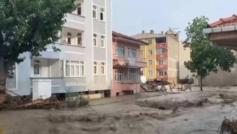 Τουρκία: Στους 17 οι νεκροί από πλημμύρες - Ψάχνουν επιζώντες σε πολυκατοικία που κατέρρευσε (vid)