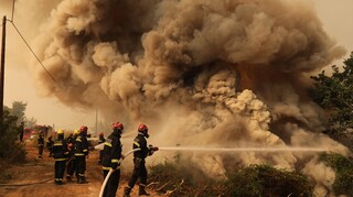 Πυρκαγιές: Ολονύκτια μάχη με τις φλόγες σε δύο μεγάλες εστίες σε Εύβοια και Κορινθία