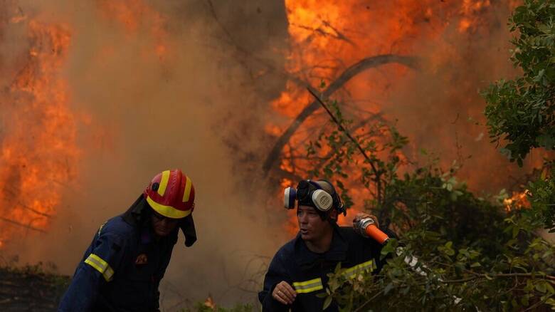 Φωτιά Βίλια: Mάχη για να κρατήσουν τις φλόγες μακριά από τα σπίτια - Μπαράζ  εκκενώσεων οικισμών - CNN.gr