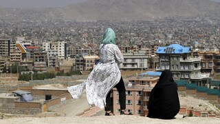 Αφγανιστάν: Η εικόνα των γυναικών «ξεθωριάζει» στους δρόμους της Καμπούλ