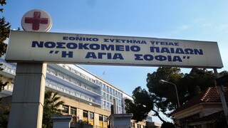 Χίος: Αεροδιακομιδή στην Αθήνα βρέφους και 12χρονου αγοριού με κορωνοϊό