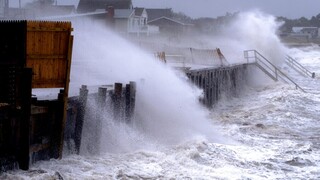 Η τροπική καταιγίδα Χένρι «σφυροκοπά» τις βορειοανατολικές ακτές των ΗΠΑ