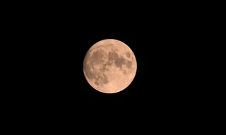 Αυγουστιάτικη πανσέληνος: Εντυπωσιακές εικόνες από το φετινό «Φεγγάρι του Οξύρρυγχου»