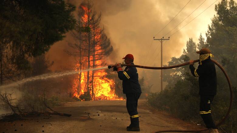 Μεγάλη φωτιά στην Κάρυστο: Εκκενώθηκαν δύο οικισμοί και το Μαρμάρι