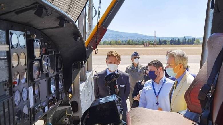 Επίσκεψη Χαρδαλιά και Πάιατ στους πιλότους των ελικοπτέρων πυρόσβεσης