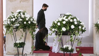 Άκης Τσοχατζόπουλος: Το τελευταίο αντίο από συγγενείς και φίλους στο Α΄ Νεκροταφείο