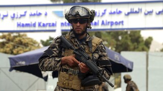 Αφγανιστάν: Οι Ταλιμπάν παρελαύνουν στο αεροδρόμιο με αμερικανικά όπλα