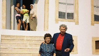 Μίκης Θεοδωράκης: Σπάνιες φωτογραφίες έξω από το σπίτι της μητέρας του στον Τσεσμέ