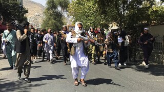 Αφγανιστάν: Οι Ταλιμπάν πυροβολούν στον αέρα σε διαδήλωση στην Καμπούλ
