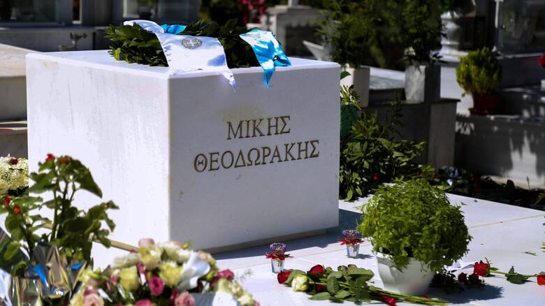 Μίκης Θεοδωράκης: Πλήθος κόσμου στο κοιμητήριο του Γαλατά για να αφήσει λουλούδια