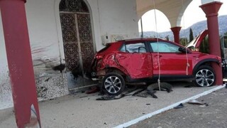 Απίστευτες εικόνες από την Κρήτη: Αυτοκίνητο έπεσε πάνω σε εκκλησία