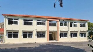 Νέα σχολική χρονιά: Επίσκεψη Μητσοτάκη στο νέο δημοτικό σχολείο στο Δαμάσι Τυρνάβου