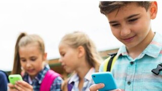 Τι συμβουλεύουν οι ειδικοί τους γονείς για τη χρήση των smartphones από τα παιδιά