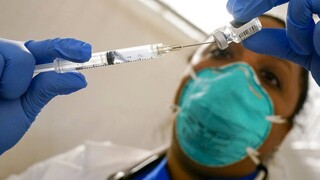 Εμβολιασμός - Θεμιστοκλέους: Τη Δευτέρα οι ανακοινώσεις για τη χορήγηση της τρίτης δόσης