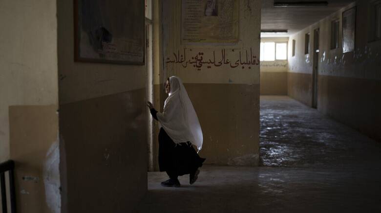 «Σκοτάδι» στο Αφγανιστάν: Αποκλείουν οι Ταλιμπάν τα κορίτσια από τη μέση εκπαίδευση