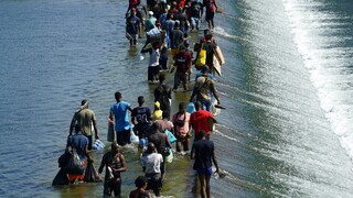 ΗΠΑ: Απέναντι σε νέα μεταναστευτική κρίση, ο Μπάιντεν βάλλεται από παντού