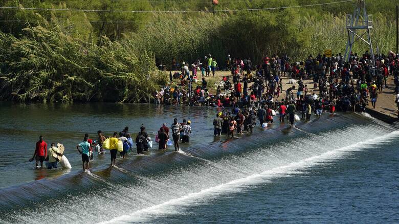 Η κυβέρνηση των ΗΠΑ απομακρύνει χιλιάδες μετανάστες που κατέλυσαν κάτω από γέφυρα του Τέξας