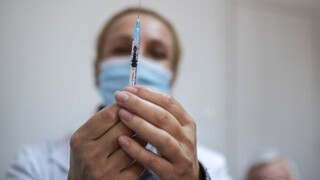 Εξαδάκτυλος: Ανοιχτό το ενδεχόμενο τρίτης δόσης εμβολίου στον γενικό πληθυσμό