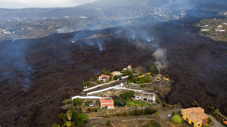 Ηφαστειακή έκρηξη στην Λα Πάλμα: Απόκοσμες εικόνες με τη λάβα να «καταπίνει» δρόμους και σπίτια