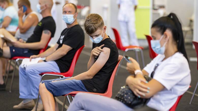 Κορωνοϊός - DW: Η έρευνα που προβληματίζει τους Γερμανούς για τον εμβολιασμό σε αγόρια
