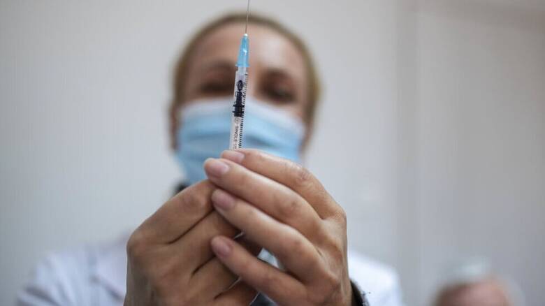 Κορωνοϊός - Ουκρανία: Υποχρεωτικός ο εμβολιασμός δημοσίων λειτουργών καθώς αυξάνονται τα κρούσματα