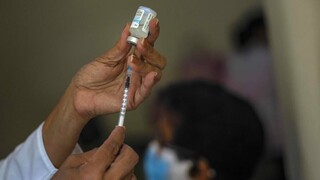 Εικονικός εμβολιασμός: Στο εδώλιο οι τρεις που συνελήφθησαν επ' αυτοφώρω στο ΙΚΑ Αλεξάνδρας