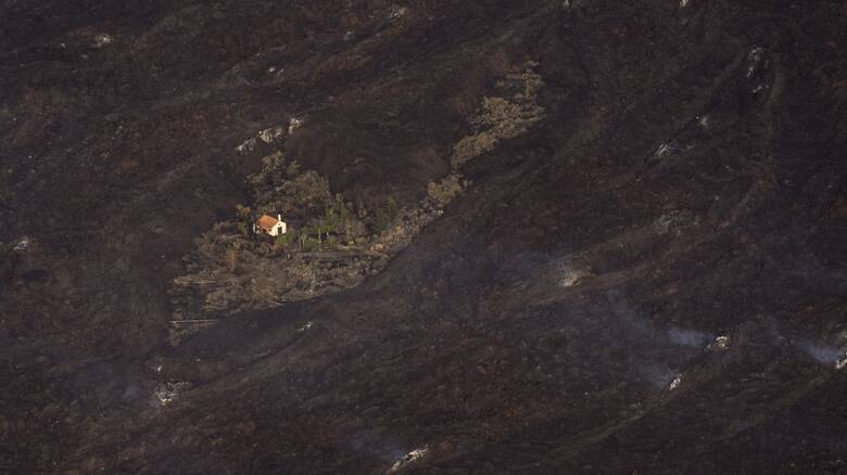 «Θαύμα» στα Κανάρια: Το σπίτι που δραπέτευσε από τη λάβα του ηφαιστείου στη Λα Πάλμα