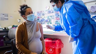 Κορωνοϊός - Έρευνα: Οι εμβολιασμένες έγκυες περνάνε στα μωρά τους υψηλά αντισώματα