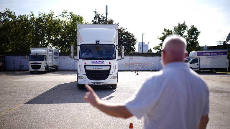 Βρετανία: Προσωρινές θεωρήσεις εισόδου στους οδηγούς φορτηγών μπροστά στις ελλείψεις