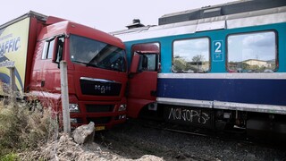 Συναγερμός στη Θεσσαλονίκη: Συγκρούστηκε τρένο με φορτηγό
