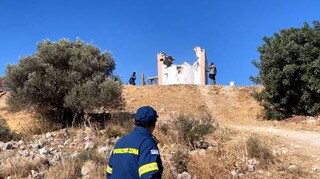 Σεισμός Κρήτη: Θρήνος στο «τελευταίο αντίο» του 62χρονου - Συγκλονισμένος ο γιος του στην κηδεία