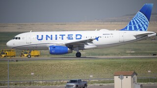 Έτοιμη να απολύσει τους 593 ανεμβολίαστους εργαζομένους της η United Airlines