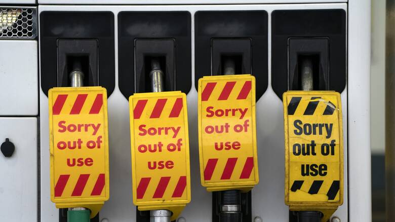 Ελλείψεις καυσίμων στη Βρετανία: Ενεργοποιείται ο στρατός για να ξαναγεμίσουν τα βενζινάδικα