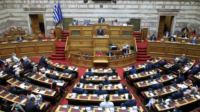 Βουλή: Καυγάς Θεοχάρη-Καραθανασόπουλου για τα επεισόδια στη Θεσσαλονίκη