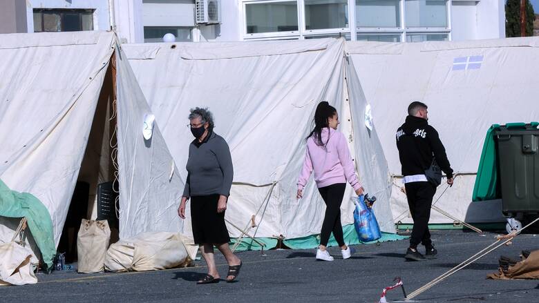 Σεισμός Κρήτη: Συγκίνηση για νεογέννητο που ζει σε σκηνή μετά τα 5,8 Ρίχτερ