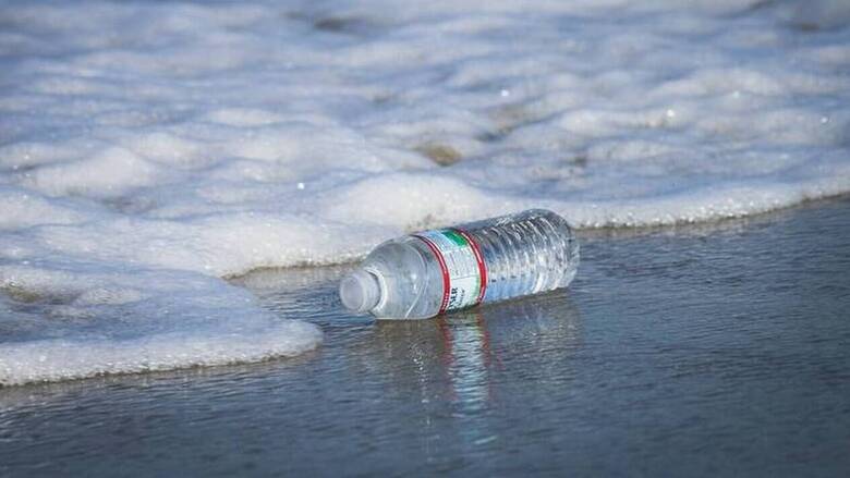 ΕΛΚΕΘΕ: Περίπου 3.760 τόνοι πλαστικών πλέουν σήμερα στη Μεσόγειο