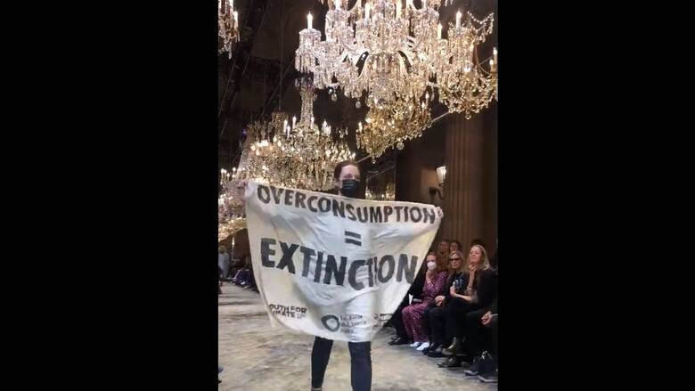 Γαλλία: Ακτιβίστρια εισέβαλε στην επίδειξη μόδας του Louis Vuitton στο Παρίσι