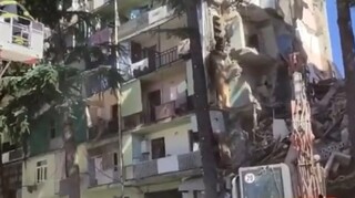 Κατέρρευσε πολυκατοικία στη Γεωργία - Εγκλωβισμένοι στα συντρίμμια