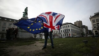 Brexit: Το Λονδίνο πιέζει την ΕΕ για «σημαντικές αλλαγές» στο πρωτόκολλο για τη Β. Ιρλανδία