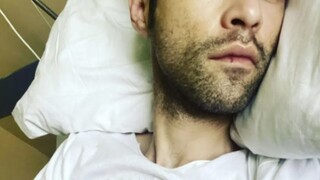 Μένιος Φουρθιώτης: Δημοσίευσε φωτογραφίες από το ΚΑΤ όπου νοσηλεύεται