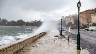 Κακοκαιρία «Μπάλλος» - Κέρκυρα: Πλημμύρες και κατολισθήσεις, «κόπηκε» στα δύο το νησί