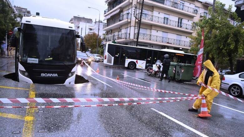 Κακοκαιρία «Μπάλλος»: Λεωφορείο έπεσε σε λακούβα 5 μέτρων στη Θεσσαλονίκη