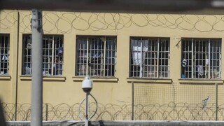 Κέρκυρα: Κρατούμενος χτύπησε διασώστη του ΕΚΑΒ με σχάρα από φρεάτιο