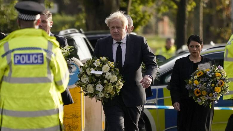 Νεκρός βουλευτής στη Βρετανία: Αυξημένα μέτρα ασφαλείας στη Βουλή - Στο σημείο του φόνου ο Τζόνσον
