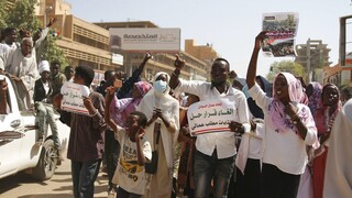 Σουδάν: Στους δρόμους χιλιάδες διαδηλωτές ζητούν από τον στρατό να αναλάβει εξουσία