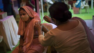 Κορωνοϊός - Ινδία: Γιορτή για τη δισεκατομμυριοστή δόση εμβολίου με ειδικό τραγούδι και θέαμα