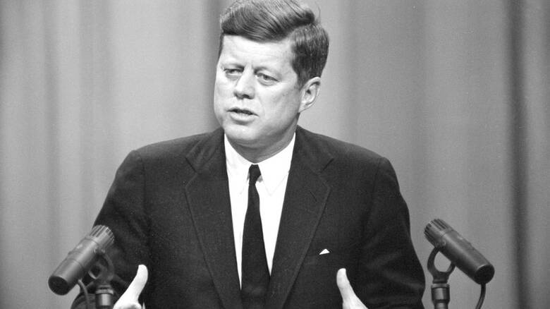 ΗΠΑ: Ο Μπάιντεν αναβάλλει τον αποχαρακτηρισμό των απόρρητων αρχείων για τη δολοφονία του JFK